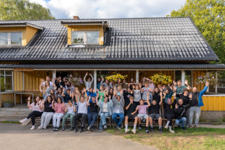 Gruppenbild vor dem Freizeithaus