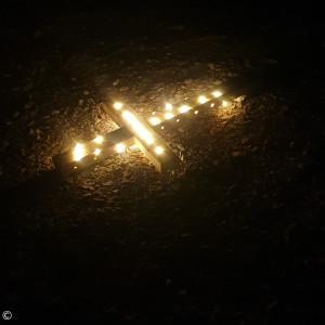 leuchtendes Kreuz in der Andacht