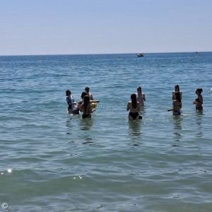 Teilnehmende im Meer